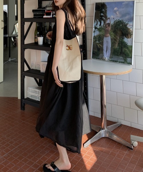 FREE STYLISTS(フリー スタイリスト)の「YUGA_YGMC シアーボリュームフレア キャミソールワンピース(ワンピース・レディース・ブラック/ホワイト・FREE)」の11枚目の写真