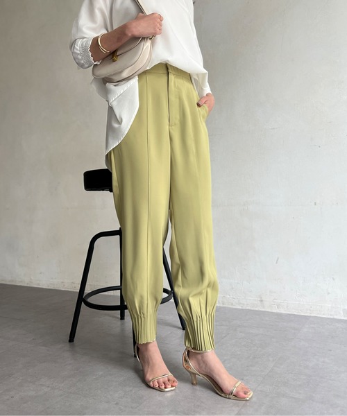 Chez toi(シェトワ)の「裾ピンタックテーパードパンツ(その他パンツ・レディース・グリーン系その他/アイボリー/ブラック・FREE)」の4枚目の写真