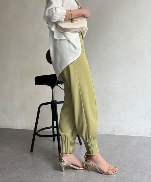 Chez toi(シェトワ)の「裾ピンタックテーパードパンツ(その他パンツ・レディース・グリーン系その他/アイボリー/ブラック・FREE)」の6枚目の写真