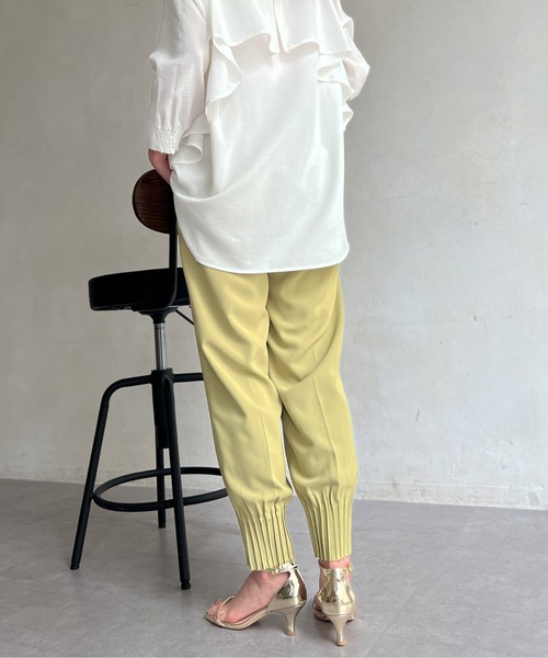 Chez toi(シェトワ)の「裾ピンタックテーパードパンツ(その他パンツ・レディース・グリーン系その他/アイボリー/ブラック・FREE)」の7枚目の写真