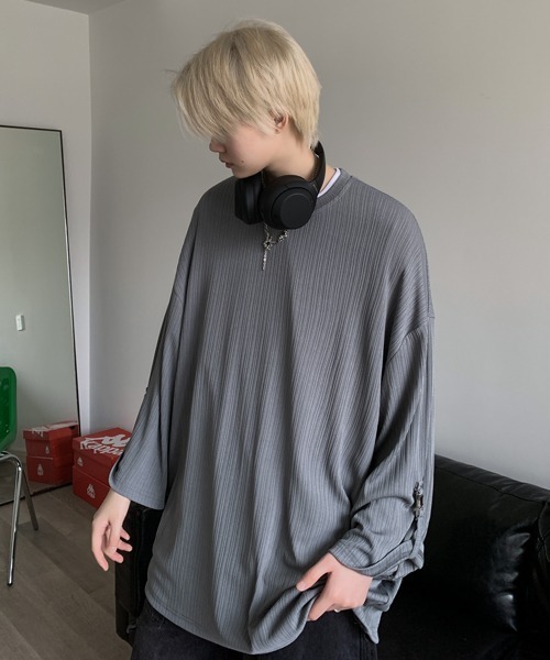 FVLMEN(フルメン)の「【FVLMEN】pleats stripe buckle design rollup halfsleeve tee/プリーツ ストライプ バックル デザイン ロールアップ ハーフスリーブ T(Tシャツ/カットソー・メンズ・グレー/ブラウン/ブラック/アイボリー・X-LARGE/LARGE/MEDIUM)」の4枚目の写真
