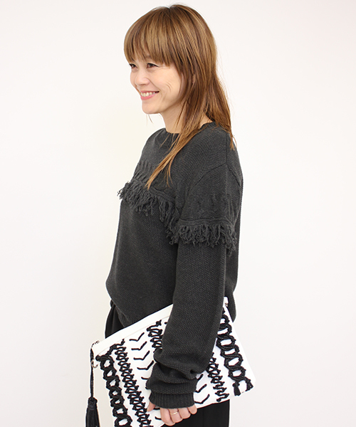 mystic（ミスティック）の「【mystic】フリンジ切替KNITプルオーバー（ニット/セーター・レディース・アイボリー/ブラック/チャコールグレー/キャメル/レンガ・ﾌﾘ-）」の3枚目の写真