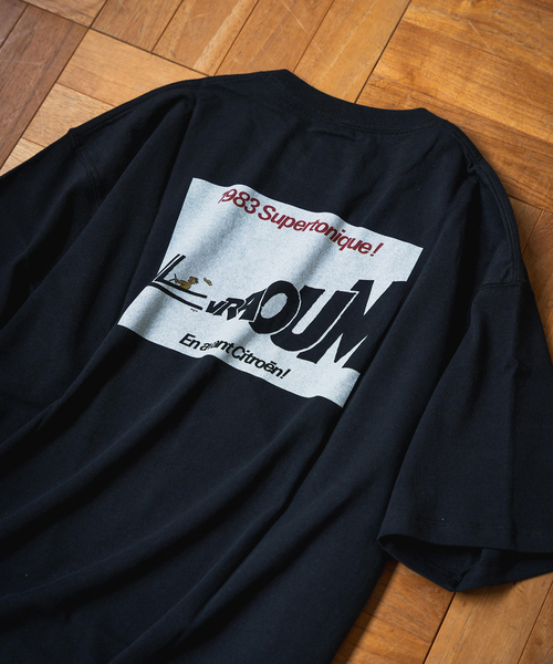 EDIFICE(エディフィス)の「SAVIGNAC (サビニャック) 別注 Citroen プリント Tシャツ(Tシャツ/カットソー・メンズ・ブラック×ブラック/ホワイト×ホワイト/モスグリーン/White/ネイビー・MEDIUM/LARGE/X-LARGE)」の6枚目の写真