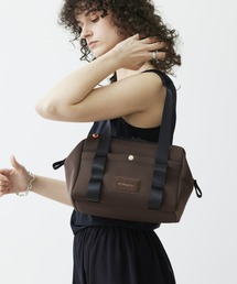 ARTISAN&ARTIST（アルティザンアンドアーティスト）の「「ARTISAN＆ARTIST」ニュー・デュアリティ/トラぺゾイド　ミディアム（ポーチ）」