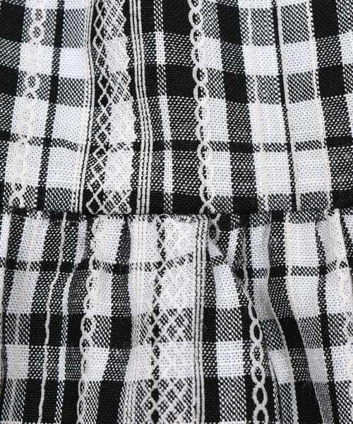 BeBe（ベベ）の「【お揃い】チェックレースプリント丸襟ティアードワンピース(90~150cm)（シャツワンピース・キッズ・ブラック系その他・120cm/140cm/100cm/90cm/150cm/130cm/110cm）」の6枚目の写真