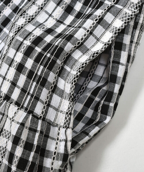BeBe（ベベ）の「【お揃い】チェックレースプリント丸襟ティアードワンピース(90~150cm)（シャツワンピース・キッズ・ブラック系その他・120cm/140cm/100cm/90cm/150cm/130cm/110cm）」の5枚目の写真