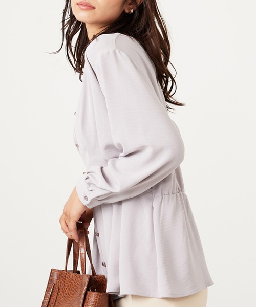 BELLUNA PLUS(ベルーナ)の「ウエストタックブラウス(シャツ/ブラウス・レディース・ブルー/ネイビー/グレイッシュベージュ・LARGE/X-LARGE/MEDIUM)」の4枚目の写真