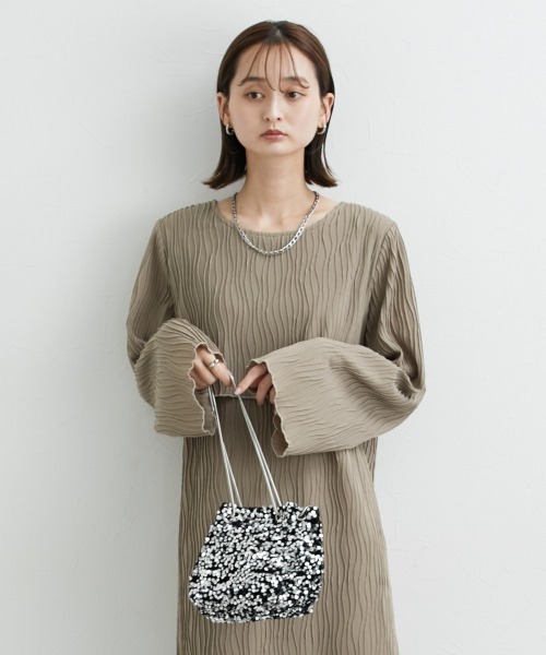 nissen(ニッセン)の「ウェーブタックプリーツ重ね着風ワンピース(ワンピース・レディース・モカ/ブラック・LL/L/M/S)」の2枚目の写真