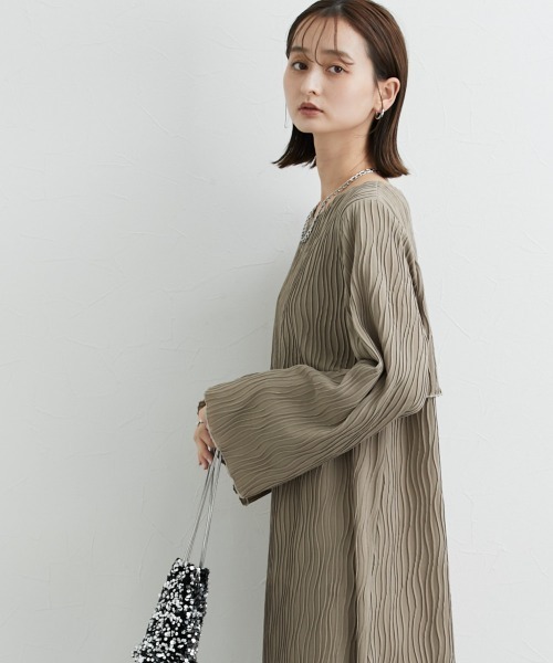 nissen(ニッセン)の「ウェーブタックプリーツ重ね着風ワンピース(ワンピース・レディース・モカ/ブラック・LL/L/M/S)」の7枚目の写真