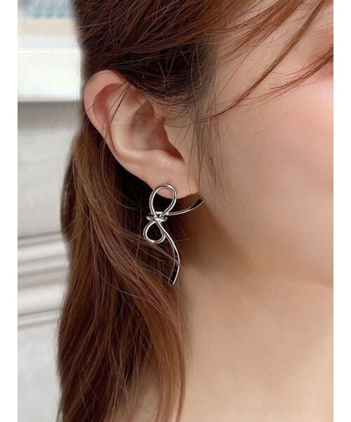 RESEXXY（リゼクシー）の「リボンデザインピアス（ピアス（両耳用）・レディース・シルバー/ゴールド・FREE）」の2枚目の写真