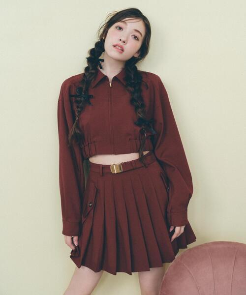 REDYAZEL（レディアゼル）の「【セットアップ可能】ベルト付きプリーツショートスカート（スカート・レディース・グレー/ボルドー/グリーン・SMALL/MEDIUM）」の4枚目の写真