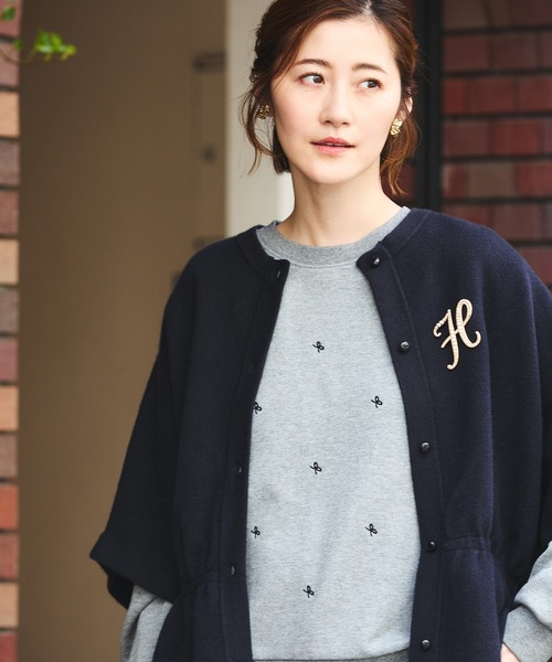 Petit Honfleur(プチオンフルール)の「リボン刺しゅうプルオーバー(Tシャツ/カットソー・レディース・グレー/ネイビー・M/L)」の1枚目の写真