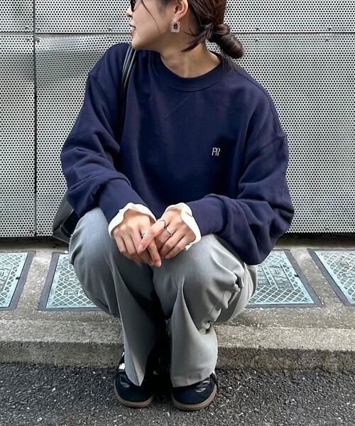 fredy emue(フレディエミュ)の「FR刺繍裏毛スウェット(スウェット・レディース・オフホワイト/チャコールグレー/ライトグレー/ネイビー・38)」の4枚目の写真