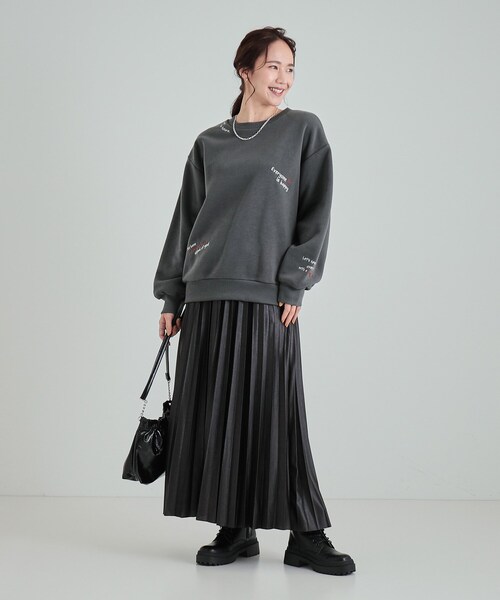 Cutie Blonde（キューティーブロンド）の「◆【洗える/S-LL/SHOO WARM】あったか裏起毛 刺繍アソートスウェット（スウェット・レディース・チャコール/ライトグレー系1/グレー系・04/03/02/01）」の11枚目の写真