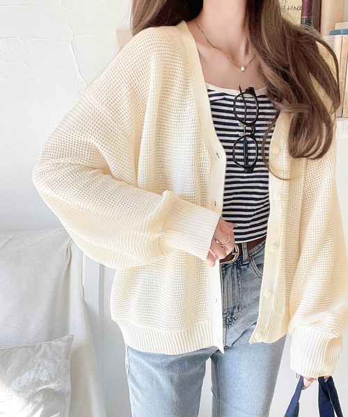 classicalelf（クラシカルエルフ）の「リラクシーで上品。ワッフルニットVネックカーディガン（ドルマンスリーブ）（カーディガン/ボレロ・レディース・ブルー/アイボリー/ブラック・LARGE/MEDIUM/SMALL/X-LARGE）」の2枚目の写真