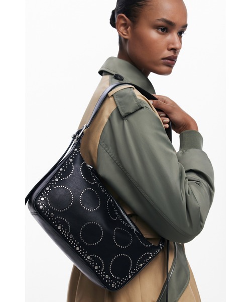 Desigual(デシグアル)の「スタッズ付きクロスボディバッグ(ボディバッグ/ウエストポーチ・レディース・ブラック・FREE)」の7枚目の写真