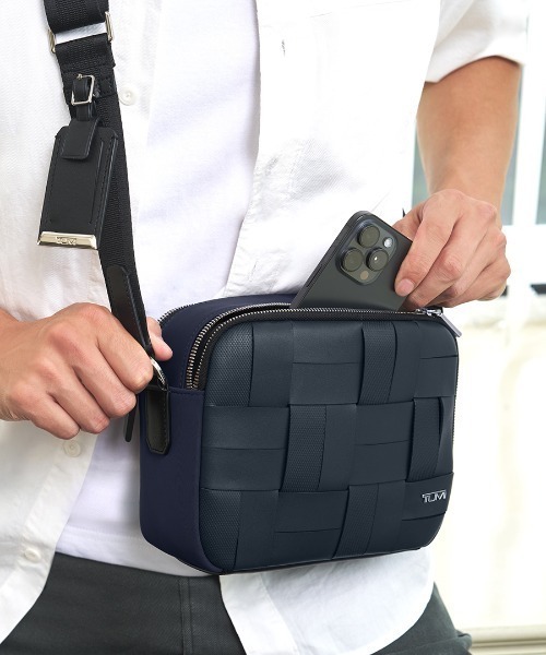 TUMI（トゥミ）の「HARRISON 「ウィンザー」クロスボディ（ショルダー