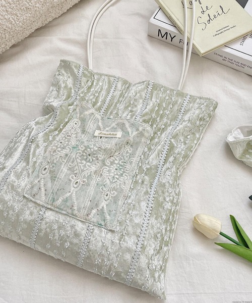 VIBGYOR(ヴィブジョー)の「Liaa/ベロア レース 刺繍 トートバッグ A18553(トートバッグ・レディース・その他4/その他1/その他2/その他3/その他8/その他10/その他6/その他7/その他9・FREE)」の6枚目の写真