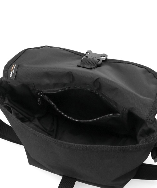 Manhattan Portage(マンハッタンポーテージ)の「Pacific Nylon Messenger Bag Flap Zipper Pocket W/ Divide(メッセンジャーバッグ・メンズ・ブラック・X-SMALL)」の8枚目の写真