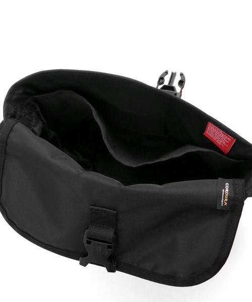 Manhattan Portage(マンハッタンポーテージ)の「Pacific Nylon Messenger Bag Flap Zipper Pocket W/ Divide(メッセンジャーバッグ・メンズ・ブラック・X-SMALL)」の9枚目の写真