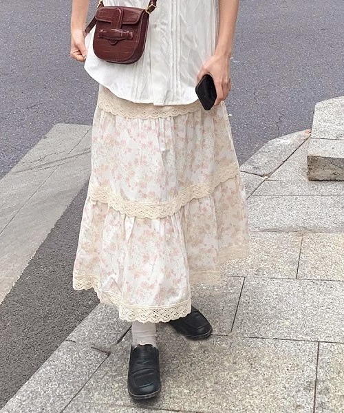 gossip!ロサンゼルス(ゴシップロサンゼルス)の「レトロフラワープリント ティアードスカート 日常カジュアル(スカート・レディース・ホワイト・FREE)」の4枚目の写真