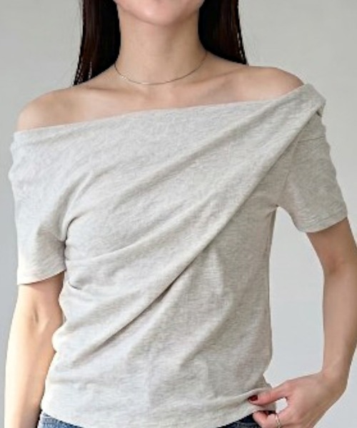 Per sist ence(パーシエンス)の「綿天竺半袖ドレープオフショルTシャツ(Tシャツ/カットソー・レディース・オートミール/オフホワイト/ブラック・ONE SIZE)」の1枚目の写真