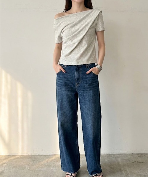 Per sist ence(パーシエンス)の「綿天竺半袖ドレープオフショルTシャツ(Tシャツ/カットソー・レディース・オートミール/オフホワイト/ブラック・ONE SIZE)」の5枚目の写真