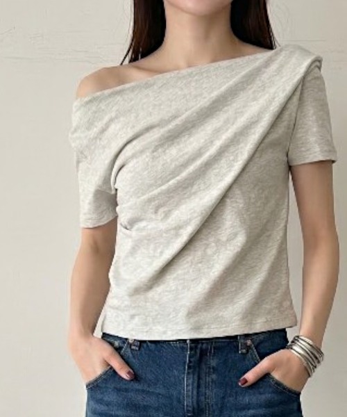 Per sist ence(パーシエンス)の「綿天竺半袖ドレープオフショルTシャツ(Tシャツ/カットソー・レディース・オートミール/オフホワイト/ブラック・ONE SIZE)」の6枚目の写真