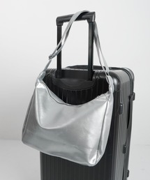 ショルダーバッグ（シルバー/銀色系・A4サイズ収納可