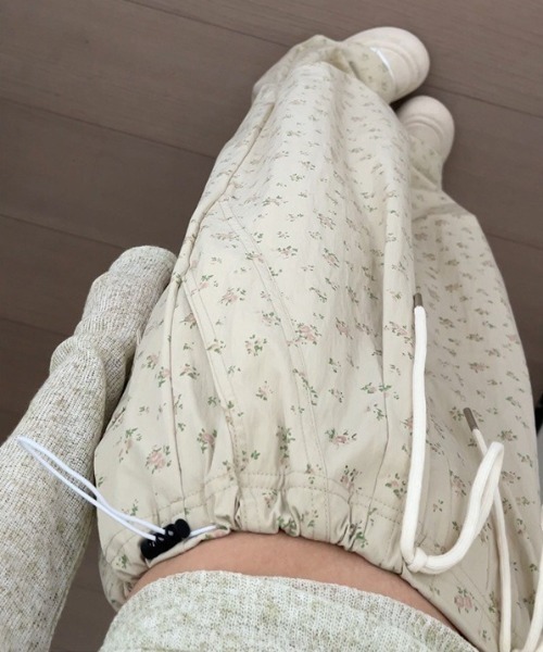 SHEPP(シープ)の「ウエスト ドロスト小花柄 ストレートパンツ(その他パンツ・レディース・ホワイト/ベージュ・M)」の9枚目の写真