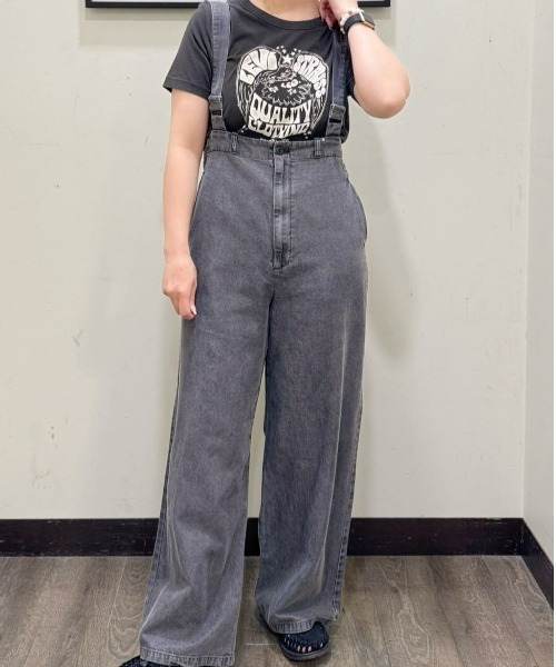 Right-on（ライトオン）の「【HONEYSUCKLE ROSE】ライトオンスデニムサロペット（サロペット/オーバーオール・レディース・ブラック・M/L）」の2枚目の写真
