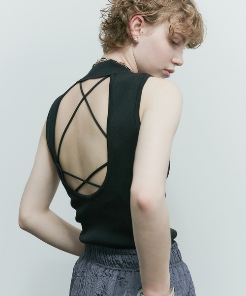 uyu.(ウユ)の「バックオープンノースリーブニットトップス(Tシャツ/カットソー・レディース・ホワイト/ブラック/レッド/ブルー・FREE)」の5枚目の写真