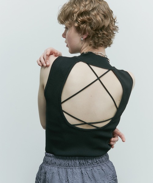 uyu.(ウユ)の「バックオープンノースリーブニットトップス(Tシャツ/カットソー・レディース・ホワイト/ブラック/レッド/ブルー・FREE)」の6枚目の写真