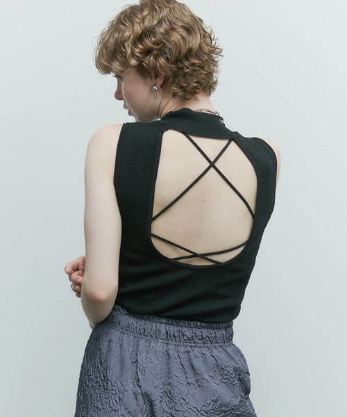 uyu.(ウユ)の「バックオープンノースリーブニットトップス(Tシャツ/カットソー・レディース・ホワイト/ブラック/レッド/ブルー・FREE)」の7枚目の写真