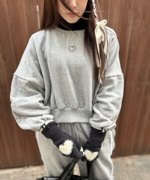 ipugo(イプゴ)の「ipugo/イプゴ 裏起毛ハート刺繍クロップド丈スウェット トレーナー(スウェット・レディース・ピンク/グレー・FREE)」の1枚目の写真