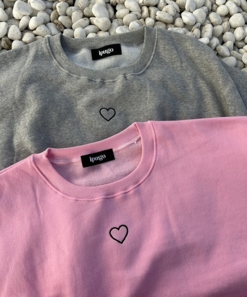 ipugo(イプゴ)の「ipugo/イプゴ 裏起毛ハート刺繍クロップド丈スウェット トレーナー(スウェット・レディース・ピンク/グレー・FREE)」の4枚目の写真