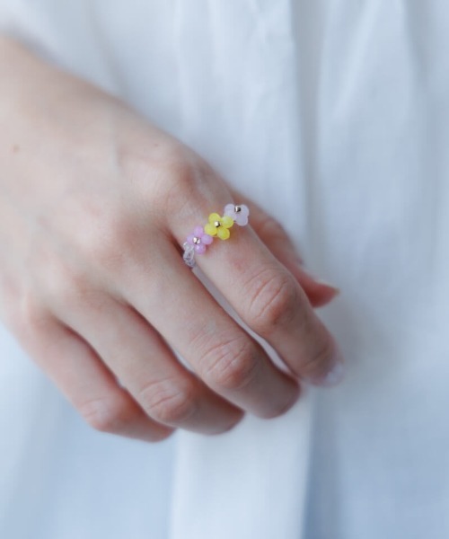 flower(フラワー)の「カラーフラワーリング(リング・レディース・ホワイト・FREE)」の1枚目の写真