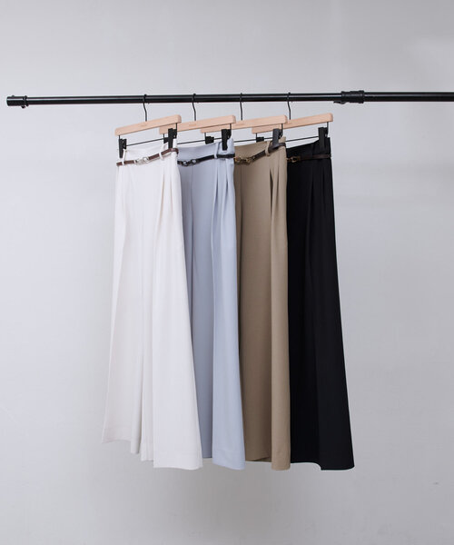 DISCOAT（ディスコート）の「【＠yuyukekelife企画】ベルト付き欲張りストレートタックパンツ（スラックス・レディース・オフホワイト/ブラック/グレイッシュベージュ/ブルー系その他4・SMALL/MEDIUM/LARGE/SP/ML/MT）」の5枚目の写真