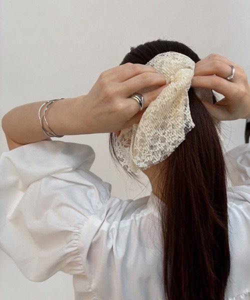 Vini（ヴィニ）の「ボリュームのあるレースシュシュ（シュシュ・レディース・ブラック/ホワイト・ONE SIZE）」の3枚目の写真