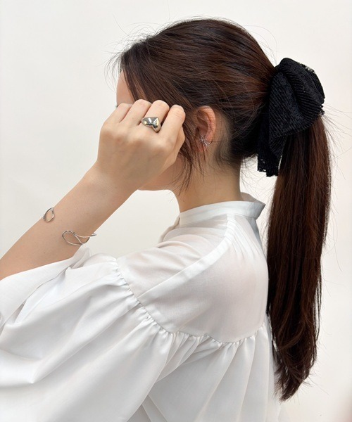 Vini（ヴィニ）の「ボリュームのあるレースシュシュ（シュシュ・レディース・ブラック/ホワイト・ONE SIZE）」の4枚目の写真