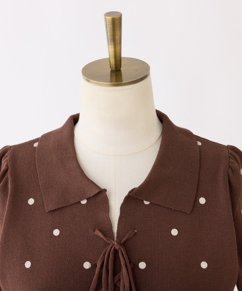 one after another NICE CLAUP(ワンアフターアナザーナイスクラップ)の「レースアップドットポロニット(ニット/セーター・レディース・ブラウン/オフホワイト/ブラック/グレー・FREE)」の8枚目の写真