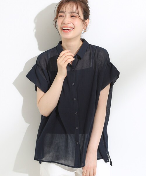 SHOO・LA・RUE（シューラルー）の「【S-LL】さらシャリコットン 上品なシアー感のフロントボタンシャツ（シャツ/ブラウス・レディース・ネイビー/グリーン系/レッド系/ブルー系2・01/02/03/04）」の2枚目の写真