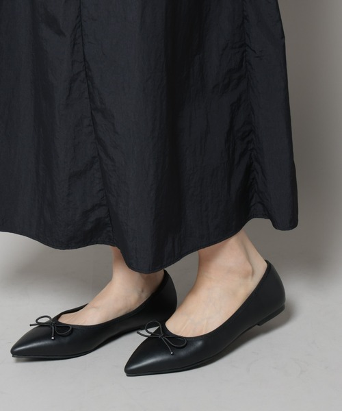 NANO universe（ナノユニバース）の「ポインテッドトゥリボンフラットパンプス（パンプス・レディース・ブラック/ベージュ・36/37/38）」の2枚目の写真