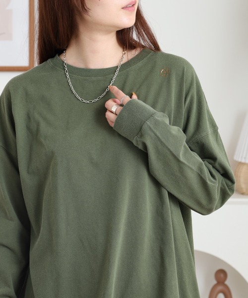 Arinomama(アリノママ)の「フラワー&「you are enough」刺繍オーバーサイズロンT(Tシャツ/カットソー・レディース・カーキ/ブラック/ワインレッド/オフホワイト・FREE)」の1枚目の写真