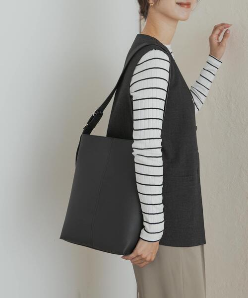 URBAN RESEARCH DOORS（アーバンリサーチドアーズ）の「A4ショルダーバッグ（ショルダーバッグ・レディース・ブラック/グレー系その他・ONE）」の4枚目の写真