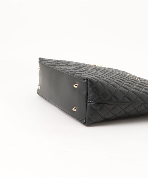 PAUL & JOE ACCESSOIRES(ポールアンドジョーアクセソワ)の「【PAUL & JOE ACCESSOIRES /ポール アンド ジョー アクセソワ 】 QUILTING チャーム付きトートバッグ A4サイズ対応(トートバッグ・レディース・アイボリー/ブラック/ピンク・FREE)」の4枚目の写真