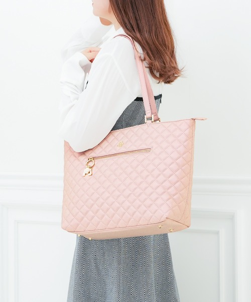 PAUL & JOE ACCESSOIRES(ポールアンドジョーアクセソワ)の「【PAUL & JOE ACCESSOIRES /ポール アンド ジョー アクセソワ 】 QUILTING チャーム付きトートバッグ A4サイズ対応(トートバッグ・レディース・アイボリー/ブラック/ピンク・FREE)」の2枚目の写真