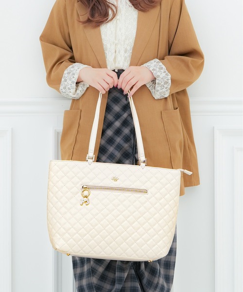 PAUL & JOE ACCESSOIRES(ポールアンドジョーアクセソワ)の「【PAUL & JOE ACCESSOIRES /ポール アンド ジョー アクセソワ 】 QUILTING チャーム付きトートバッグ A4サイズ対応(トートバッグ・レディース・アイボリー/ブラック/ピンク・FREE)」の1枚目の写真