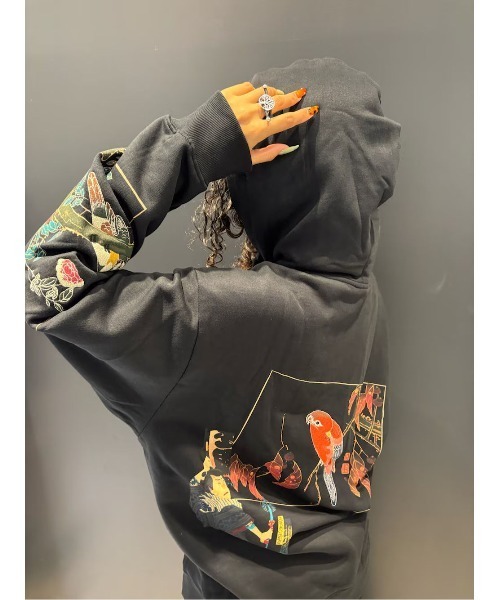 Desigual(デシグアル)の「風景柄のフード付きスウェット(スウェット・メンズ・ブラック・S/M/XXL/XL/L)」の2枚目の写真