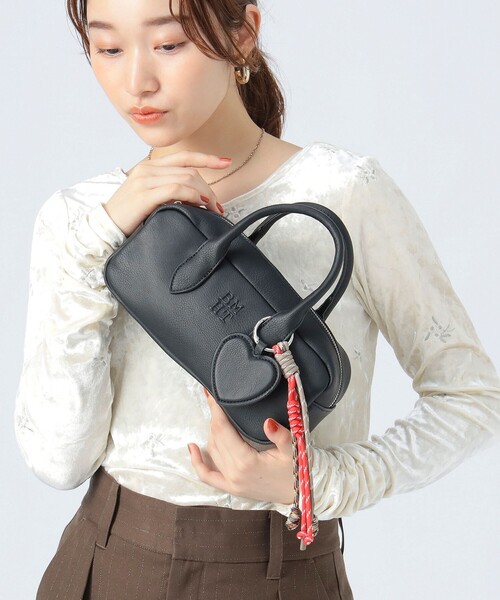 BEAMS HEART(ビームスハート)の「チャーム付き ボストン バッグ(ボストンバッグ・レディース・ブラック/ブラウン系その他3・ONE SIZE)」の2枚目の写真